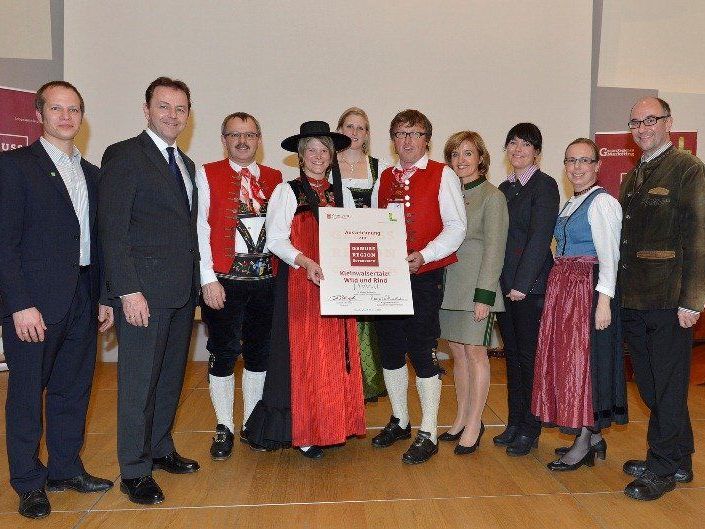 „Auszeichnung zur Genuss Region Kleinwalsertaler Wild & Rind: Vertreter aus dem Kleinwalsertal und Vorarlberg gemeinsam mit Österreichs Landwirtschaftsminister Niki Berlakovich und der Obfrau der Genuss Region Österreich, Margarete Reichstaler“ „Auszeichnung zur Genuss Region Kleinwalsertaler Wild & Rind: Vertreter aus dem Kleinwalsertal und Vorarlberg gemeinsam mit Österreichs Landwirtschaftsminister Niki Berlakovich und der Obfrau der Genuss Region Österreich, Margarete Reichstaler“