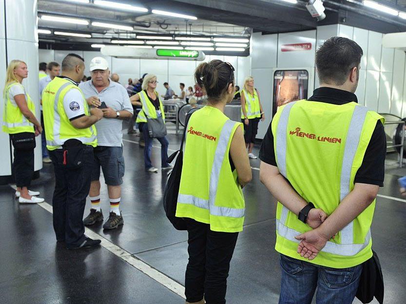 Bei einer Fahrschein-Kontrolle im U-Bahn-Bereich wird auf Schwarzfahrer gewartet