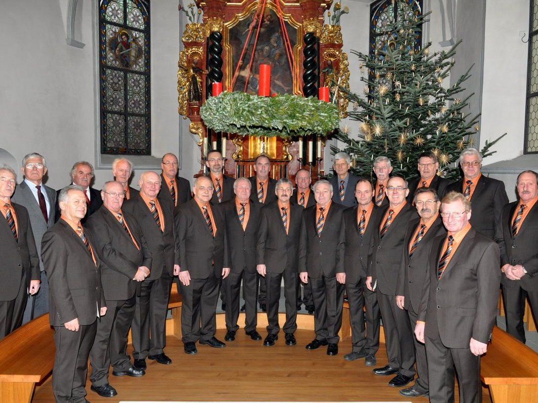 Erstmals präsentierte sich der Männerchor beim kürzlichen Weihnachtskonzert im neuen Sängeranzug.