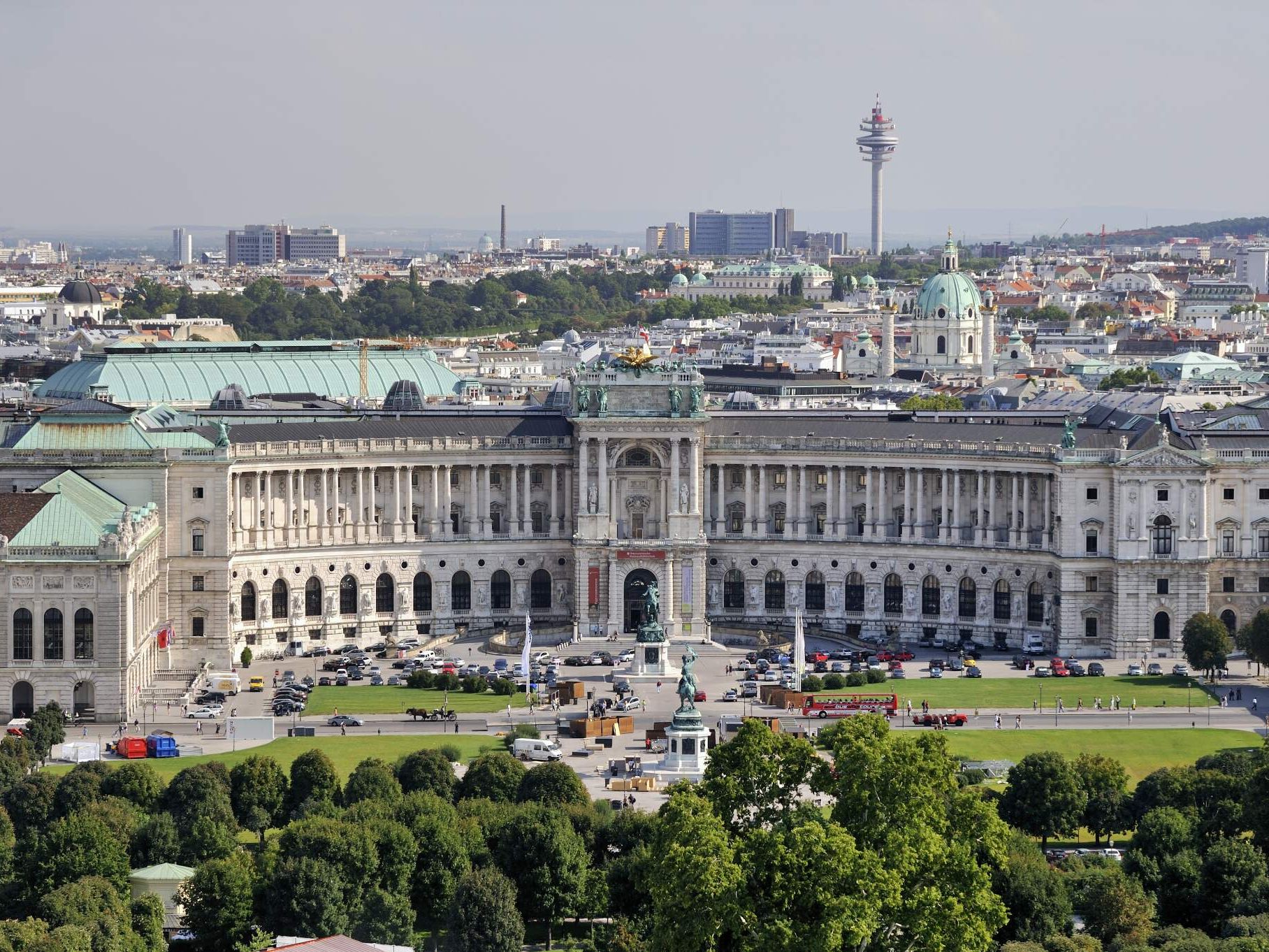 In der Wiener Hofburg wird mit einem Ball die "Nacht der 1.000 PS" gefeiert. In der Wiener Hofburg wird mit einem Ball die "Nacht der 1.000 PS" gefeiert.