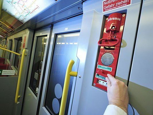Zug-Notstopp und Notrufknopf findet man in jedem U-Bahn-Zug - VIENNA.AT hat nachgefragt, was es da zu beachten gilt Zug-Notstopp und Notrufknopf findet man in jedem U-Bahn-Zug - VIENNA.AT hat nachgefragt, was es da zu beachten gilt