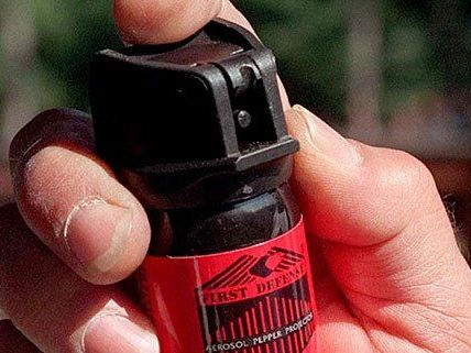 Raubüberfall auf eine Drogerie in Wien - Favoriten, Täter bedrohten Angestellte mit Pistole und Pfefferspray