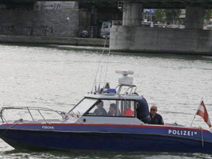 Die Besatzung eines Polizeiboots konnte eine Frau in Leopoldstadt aus der Donau retten