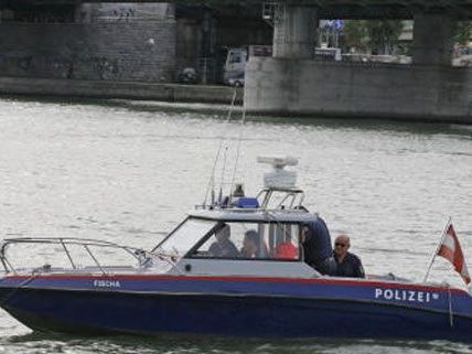 Die Besatzung eines Polizeiboots konnte eine Frau in Leopoldstadt aus der Donau retten Die Besatzung eines Polizeiboots konnte eine Frau in Leopoldstadt aus der Donau retten