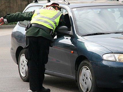 Handy am Steuer - Wiener lieferte sich Verfolgungsjagd mit Polizei Handy am Steuer - Wiener lieferte sich Verfolgungsjagd mit Polizei