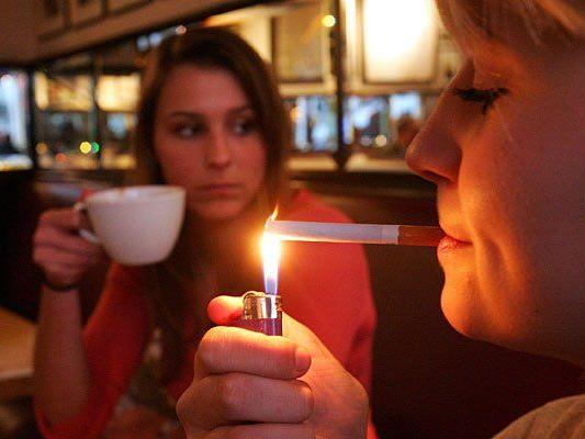 Bisher waren Raucher und Nichtraucher-Bereiche getrennt - gibt es bald ein absolutes Rauchverbot