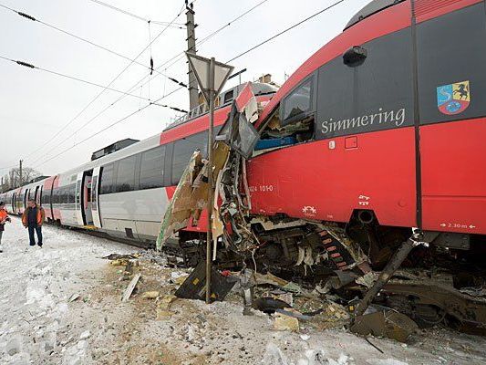 Ein verheerendes Bild bot sich nach dem Zusammenstoß der beiden Züge der Linie S45 Ein verheerendes Bild bot sich nach dem Zusammenstoß der beiden Züge der Linie S45