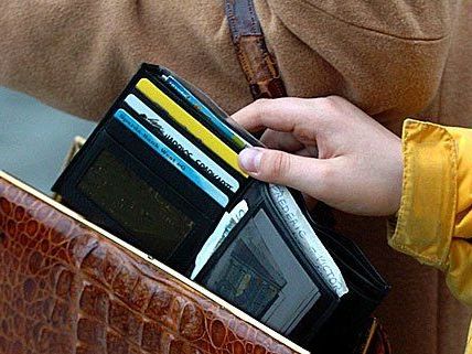 Eine junge Taschendiebin schlug in einem Bus der Linie 14A zu