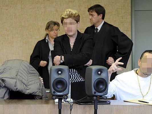 Eine Dolmetscherin im Landgericht I in München zwischen dem 37-jährigen Angeklagten Richard H. (r) und seiner ebenfalls angeklagten 27 Jahre alten Freundin Beata V. (verdeckt unter der Jacke)