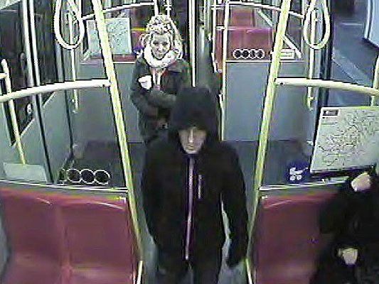 Dieser Mann soll in einer U1-Station eine Handtasche gestohlen haben Dieser Mann soll in einer U1-Station eine Handtasche gestohlen haben