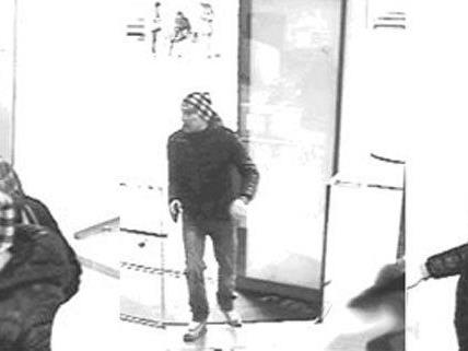 Taschendiebstahl mit anschließender Bankomatbehebung in Wien - Leopoldstadt: Die Polizei sucht diesen Mann
