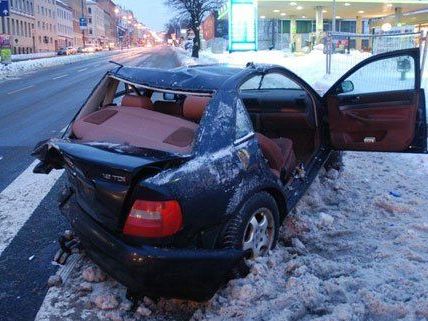 Schwerer Auffahrunfallunfall mit zwei Verletzten in Wien - Favoriten Schwerer Auffahrunfallunfall mit zwei Verletzten in Wien - Favoriten