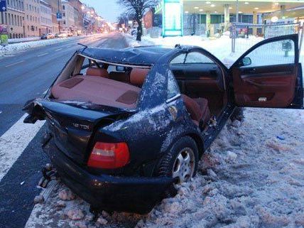 Schwerer Auffahrunfallunfall mit zwei Verletzten in Wien - Favoriten