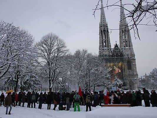 Einmal mehr gab es eine Demo für die Flüchtlinge in der Votivkirche Einmal mehr gab es eine Demo für die Flüchtlinge in der Votivkirche