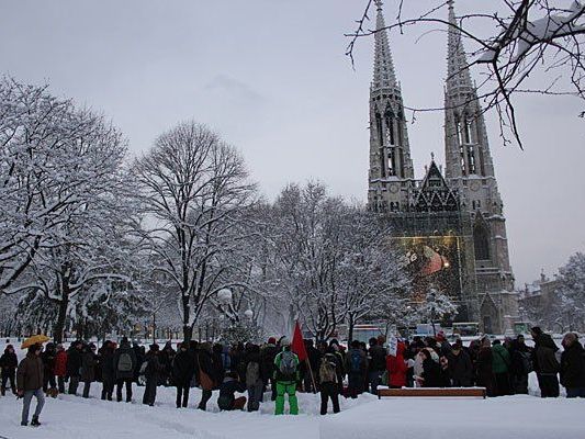 Einmal mehr gab es eine Demo für die Flüchtlinge in der Votivkirche