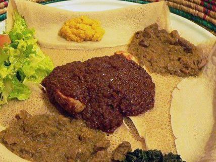 Äthiopisches Essen -wie hier Injera und Wot- wird auch in Wiener Restaurants angeboten.