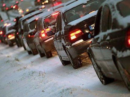 Schneemassen sorgen für Verkehrstrubel auf Österreichs Straßen.