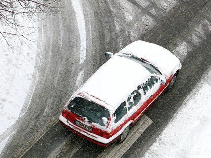 Autofahrer müssen bei den großen Schneemengen auf den Verkehr besonders achten.