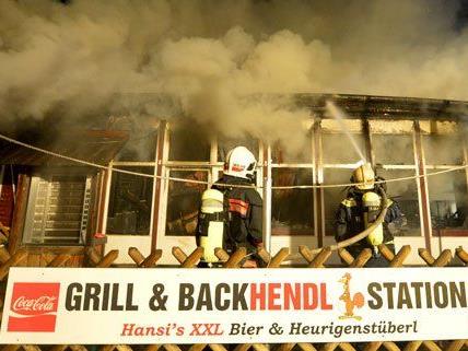 Die Wiener Feuerwehr ist seit 5 Uhr mit den Lösch- und Nachlöscharbeiten im Prater beschäftigt.