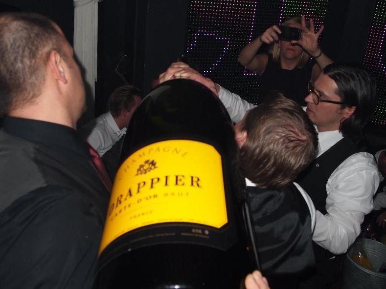 Eine 30-Liter-Flasche Champagner der Marke Drappier wurde im K.Club in Lech kredenzt.