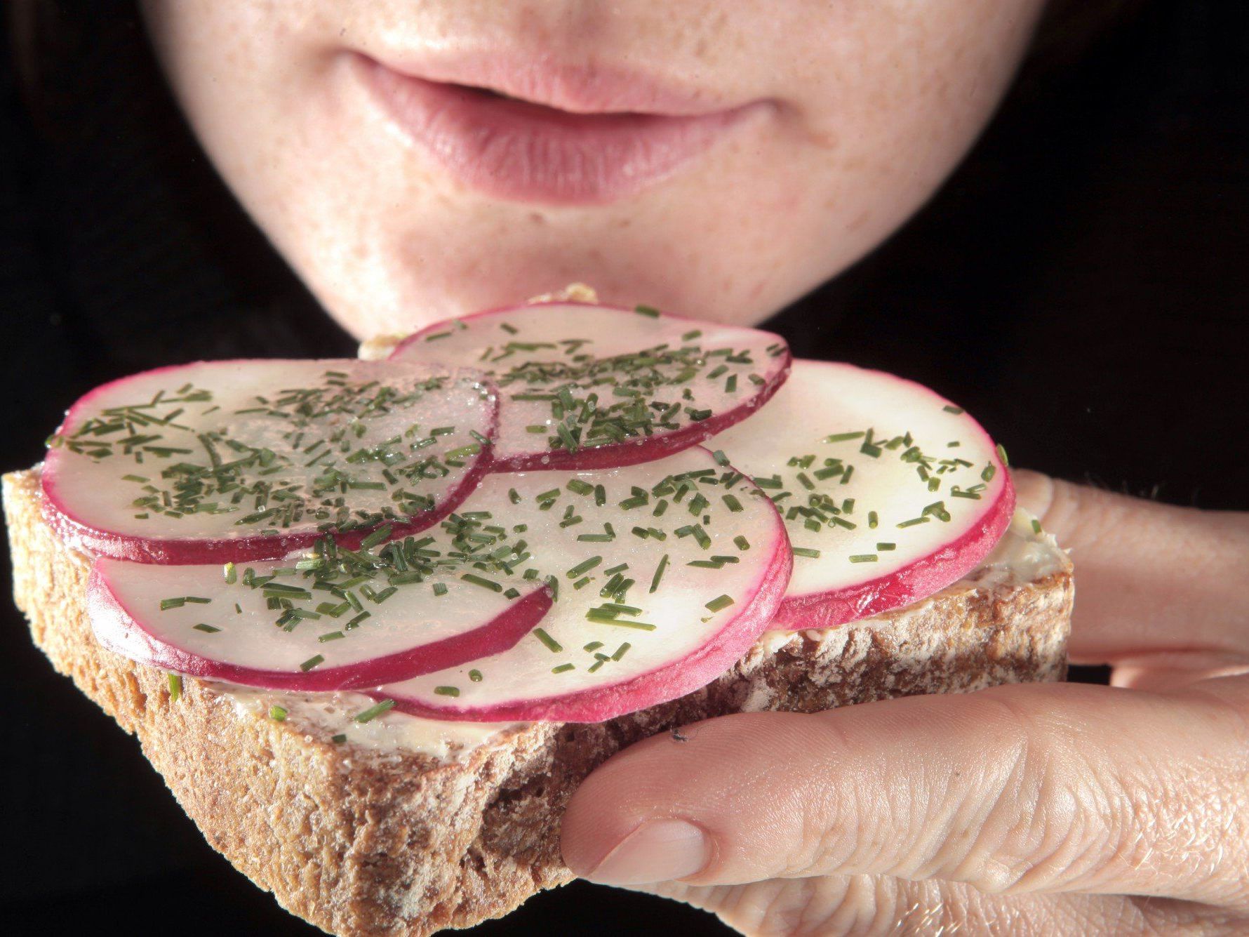 Bisher setzten die meisten Programme zum Abnehmen beim Verhältnis zwischen Energieaufnahme und -verbrauch an. Bisher setzten die meisten Programme zum Abnehmen beim Verhältnis zwischen Energieaufnahme und -verbrauch an.