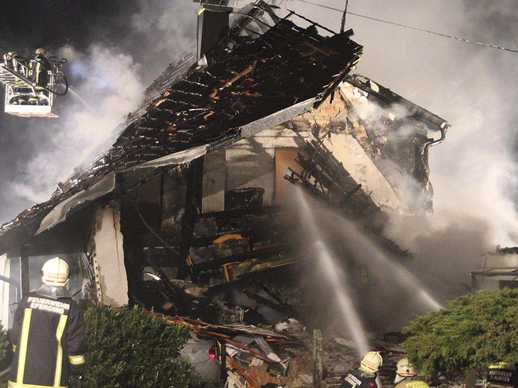 Nach Wohnhaus-Explosion in Fraham: 49-Jähriger schwer verletzt festgenommen. Nach Wohnhaus-Explosion in Fraham: 49-Jähriger schwer verletzt festgenommen.