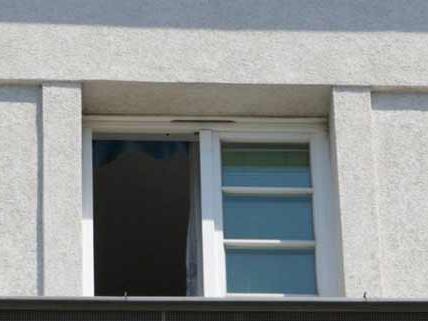 Ein 43-Jähriger stürzte in Wien-Mariahilf aus einem Fenster im ersten Stock.