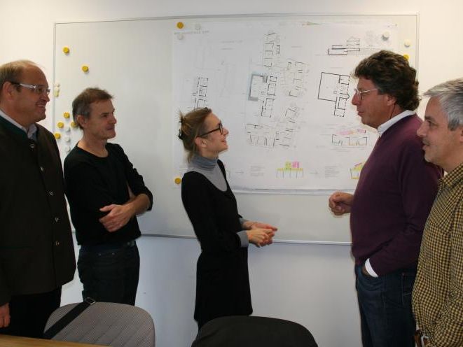 Monatelang wurde das revolutionäre Schulprojekt diskutiert und gemeinsam mit den Planern (Bild) optimiert, jetzt geht es an die Umsetzung. Monatelang wurde das revolutionäre Schulprojekt diskutiert und gemeinsam mit den Planern (Bild) optimiert, jetzt geht es an die Umsetzung.