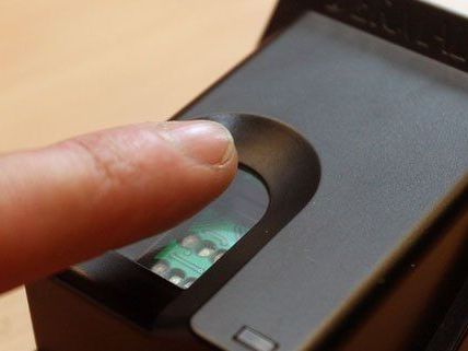 In begründeten Fällen darf die Polizei in Zukunft bei der Grenzkontrolle Fingerabdrücke nehmen. In begründeten Fällen darf die Polizei in Zukunft bei der Grenzkontrolle Fingerabdrücke nehmen.