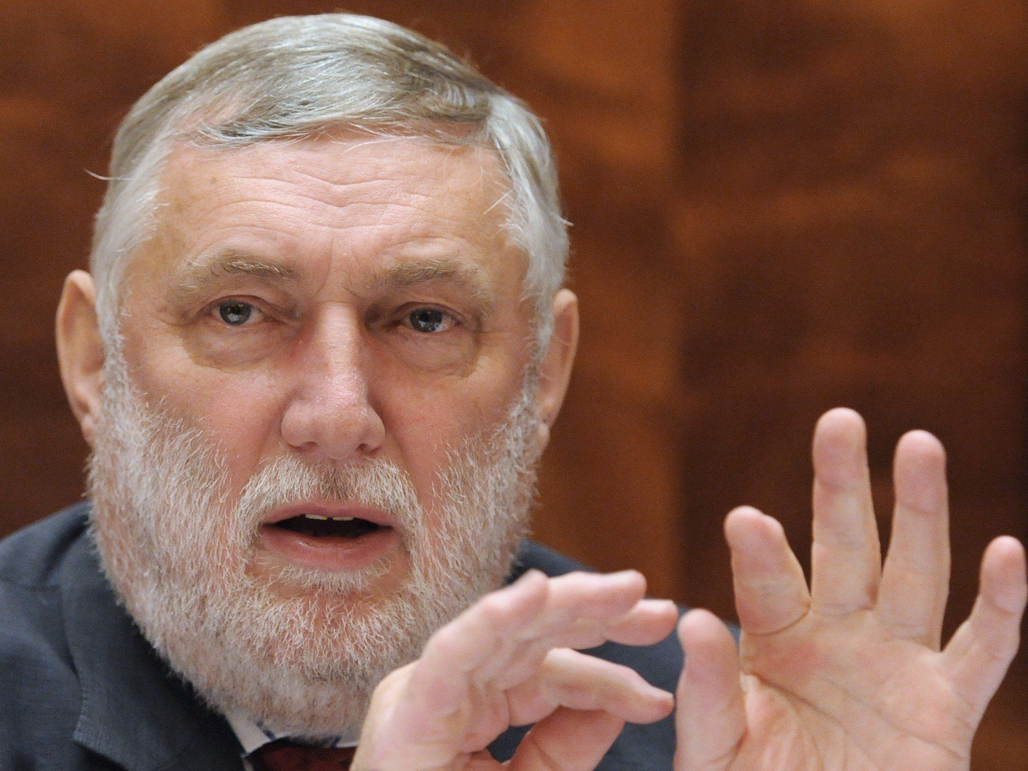 Fischler: Keine Verpflichtung für Gemeinden zur Vergabe an Firmen - Privatisieren kein Allheilmittel. Fischler: Keine Verpflichtung für Gemeinden zur Vergabe an Firmen - Privatisieren kein Allheilmittel.