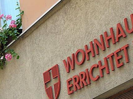 In einem Wiener Gemeindebau verletzte sich ein Randalierer.
