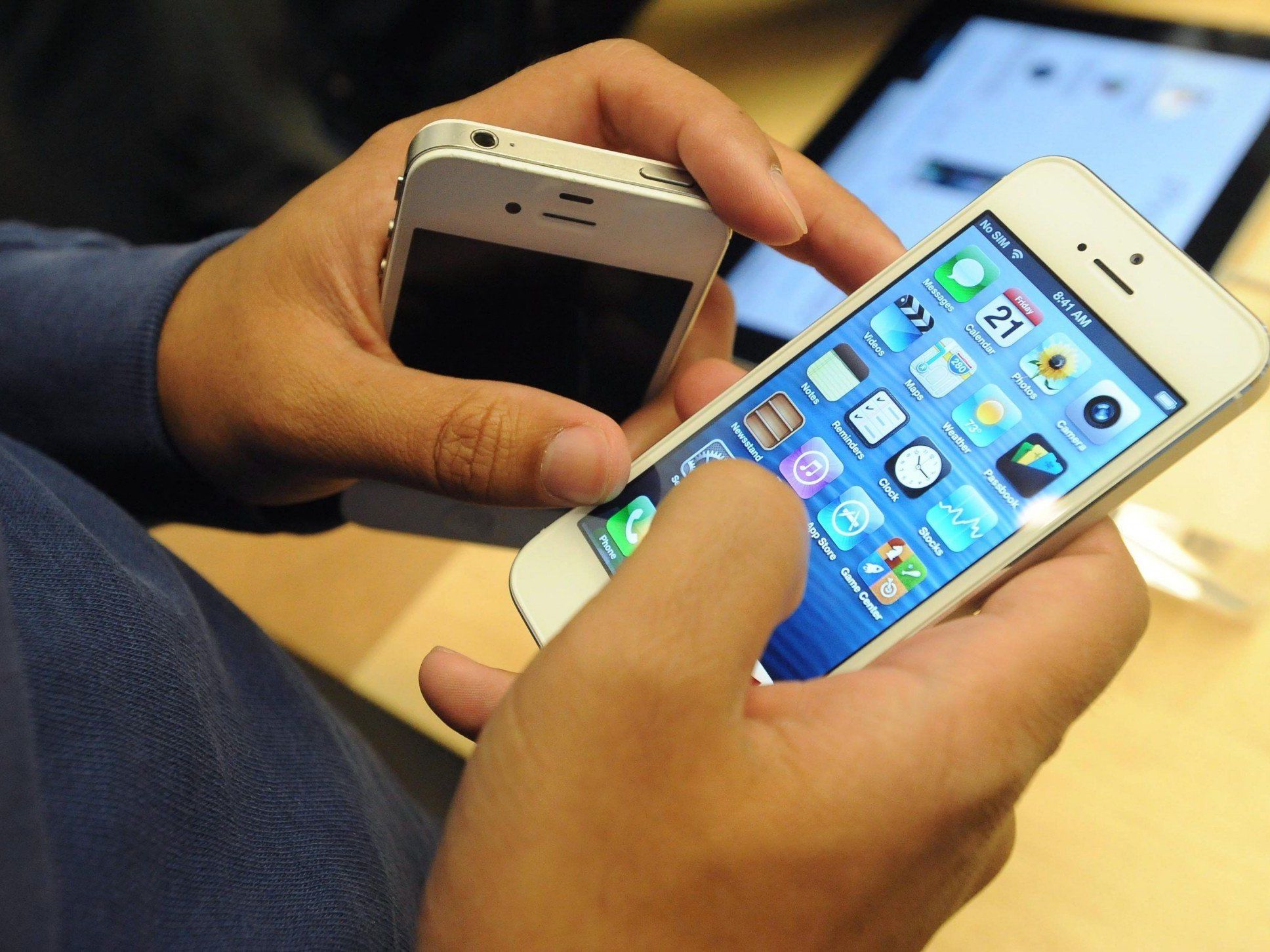 Apple scheint mit sinkenden iPhone-Verkäufen zu rechnen und bestellt weniger Bauteile. Apple scheint mit sinkenden iPhone-Verkäufen zu rechnen und bestellt weniger Bauteile.