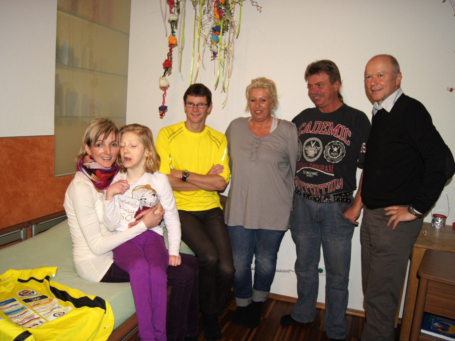Julia mit Mutter Mariette, Ralph Klisch (Transalpine Run), Geli und Günter Aigner (Autohandeln Aigner) und Dir. Christian Ertl Ertl (Sparkasse Bludenz) Julia mit Mutter Mariette, Ralph Klisch (Transalpine Run), Geli und Günter Aigner (Autohandeln Aigner) und Dir. Christian Ertl Ertl (Sparkasse Bludenz)