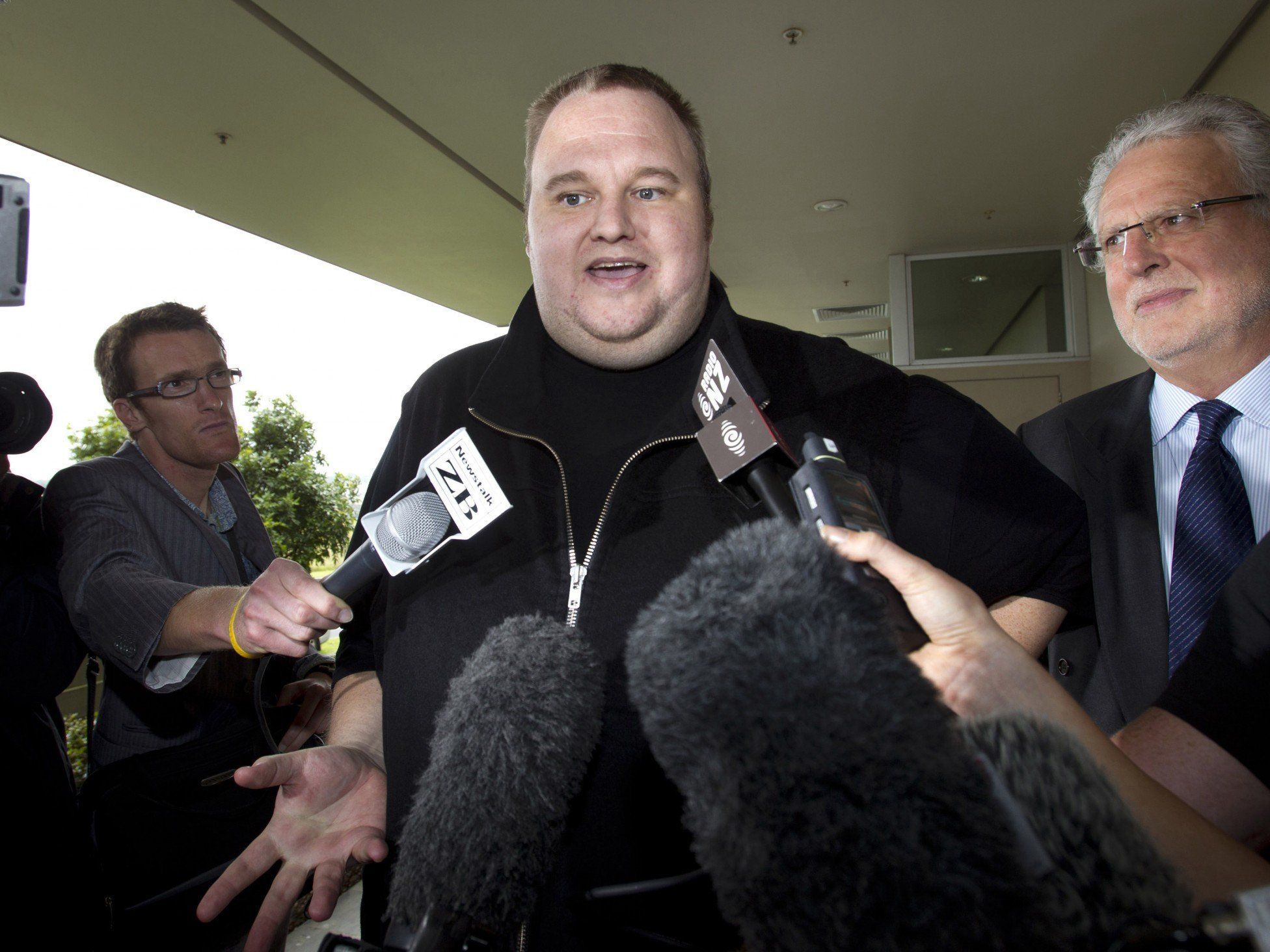 Kim Dotcom, nachdem er auf Kaution in den Hausarrest entlassen wurde. Kim Dotcom, nachdem er auf Kaution in den Hausarrest entlassen wurde.