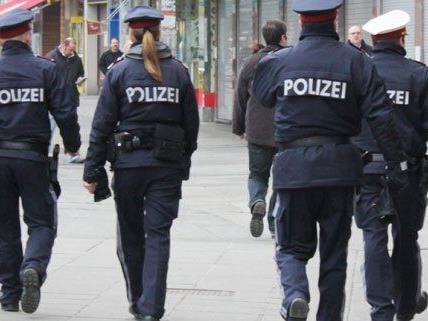 Am Karlsplatz wird von der Polizei eine Schutzzone errichtet.