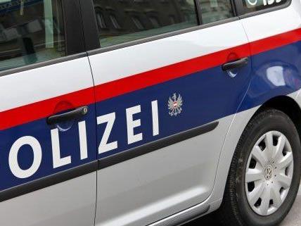 Eine 79-Jährige hatte in Wien-Alsergrund ein parkendes Auto übersehen und so einen Unfall verursacht.