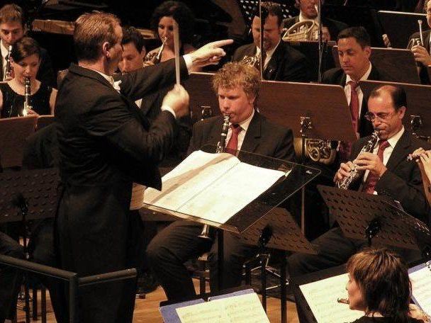 Das SBV unter der Leitung von Dirigent Thomas Ludescher Das SBV unter der Leitung von Dirigent Thomas Ludescher