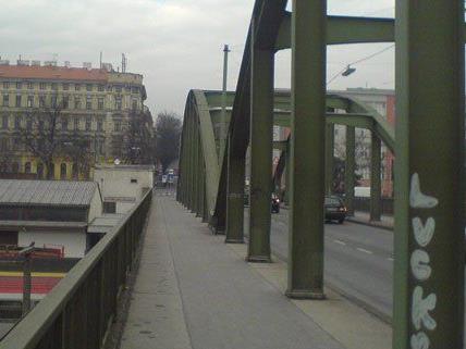 Nach einem Verkehrsunfall muss ein Stahlträger der Schmelzbrücke ausgewechselt werden.