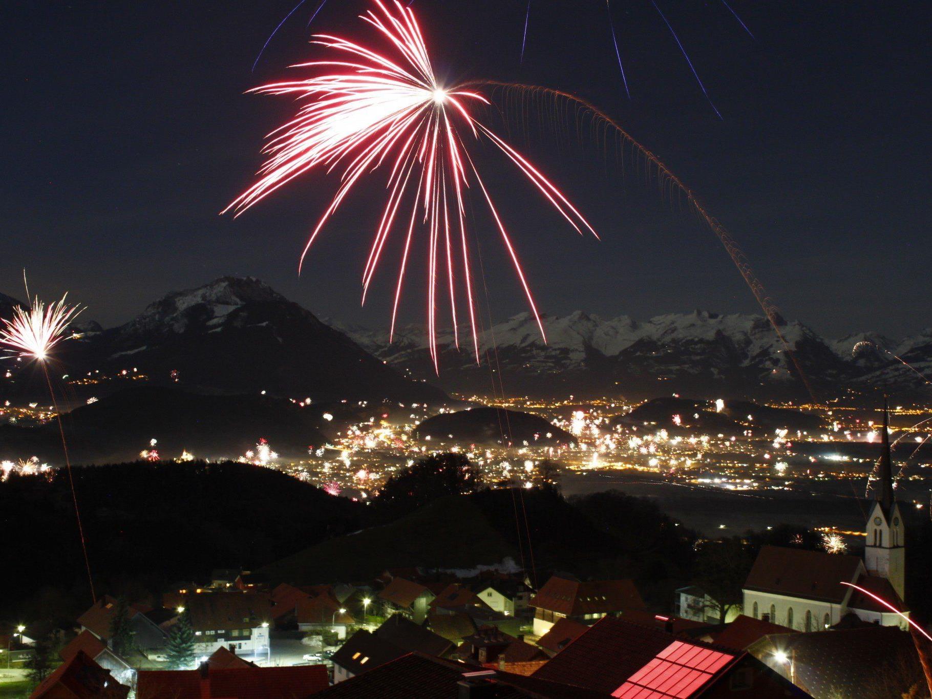 Blick von Fraxern auf das Raketen-Feuerwerk zur Begrüßung des neuen Jahres 2013.