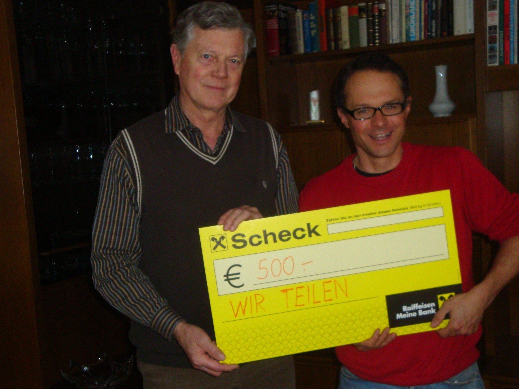 Übergabe der Spende. Übergabe der Spende.