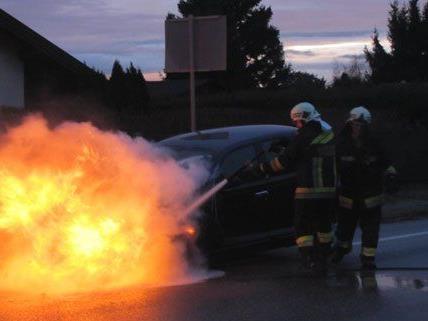 Während der Fahrt geriet am Donnerstag ein Pkw in Strasshof in Brand.