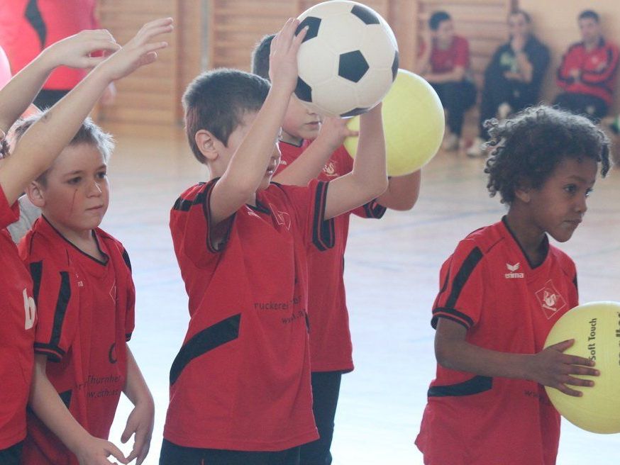 Mit viel Spaß und Eifer absolvierten die U-8-Kicker des FC RW Rankweil das Modelltraining. Mit viel Spaß und Eifer absolvierten die U-8-Kicker des FC RW Rankweil das Modelltraining.