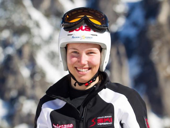 Christine Scheyer gewinnt den FIS Riesentorlauf in der Steiermark und jubelt über einen großen Erfolg.