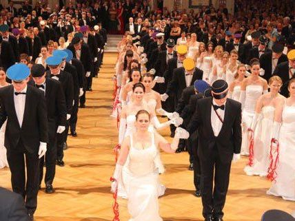 70 Euro Strafe soll der FPÖ-Politiker zahlen, weil er beim WKR-Ball eine Uniform trug. 70 Euro Strafe soll der FPÖ-Politiker zahlen, weil er beim WKR-Ball eine Uniform trug.
