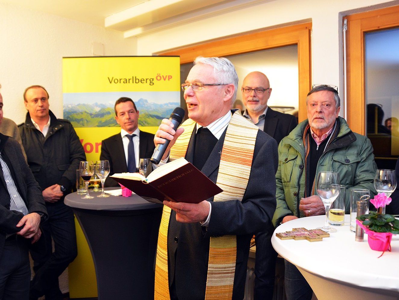 Segnung der neuen Räumlichkeiten durch Dekan Pfarrer Msgr. Mag. Peter Haas Segnung der neuen Räumlichkeiten durch Dekan Pfarrer Msgr. Mag. Peter Haas