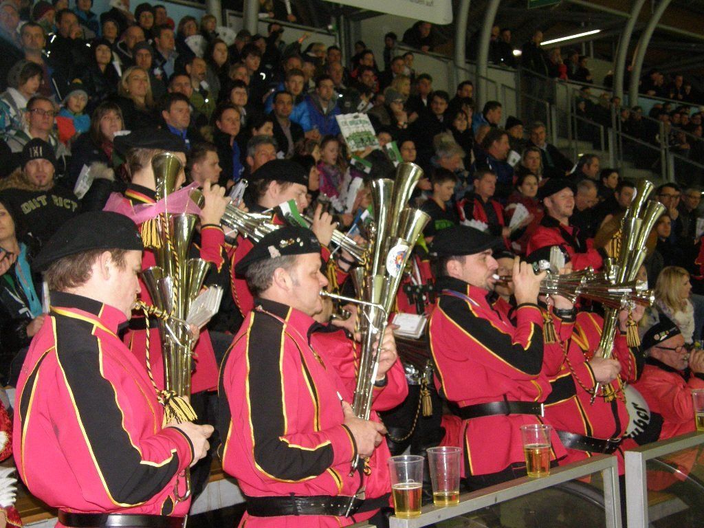 Der Schalmeienzug Bezau und die Zuschauer sorgten für eine tolle Stimmung. Der Schalmeienzug Bezau und die Zuschauer sorgten für eine tolle Stimmung.