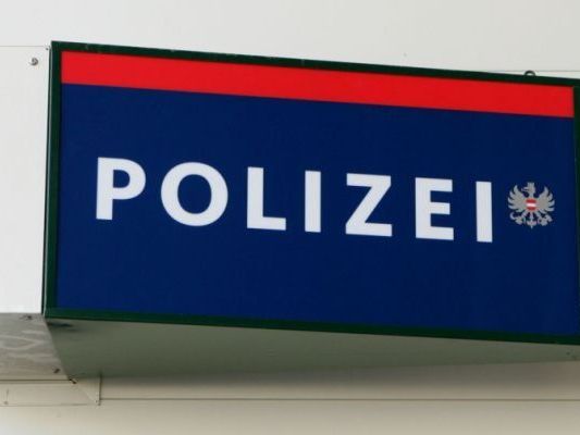 Die Frau brachte die Granate zu einer Polizeiinspektion. Die Frau brachte die Granate zu einer Polizeiinspektion.