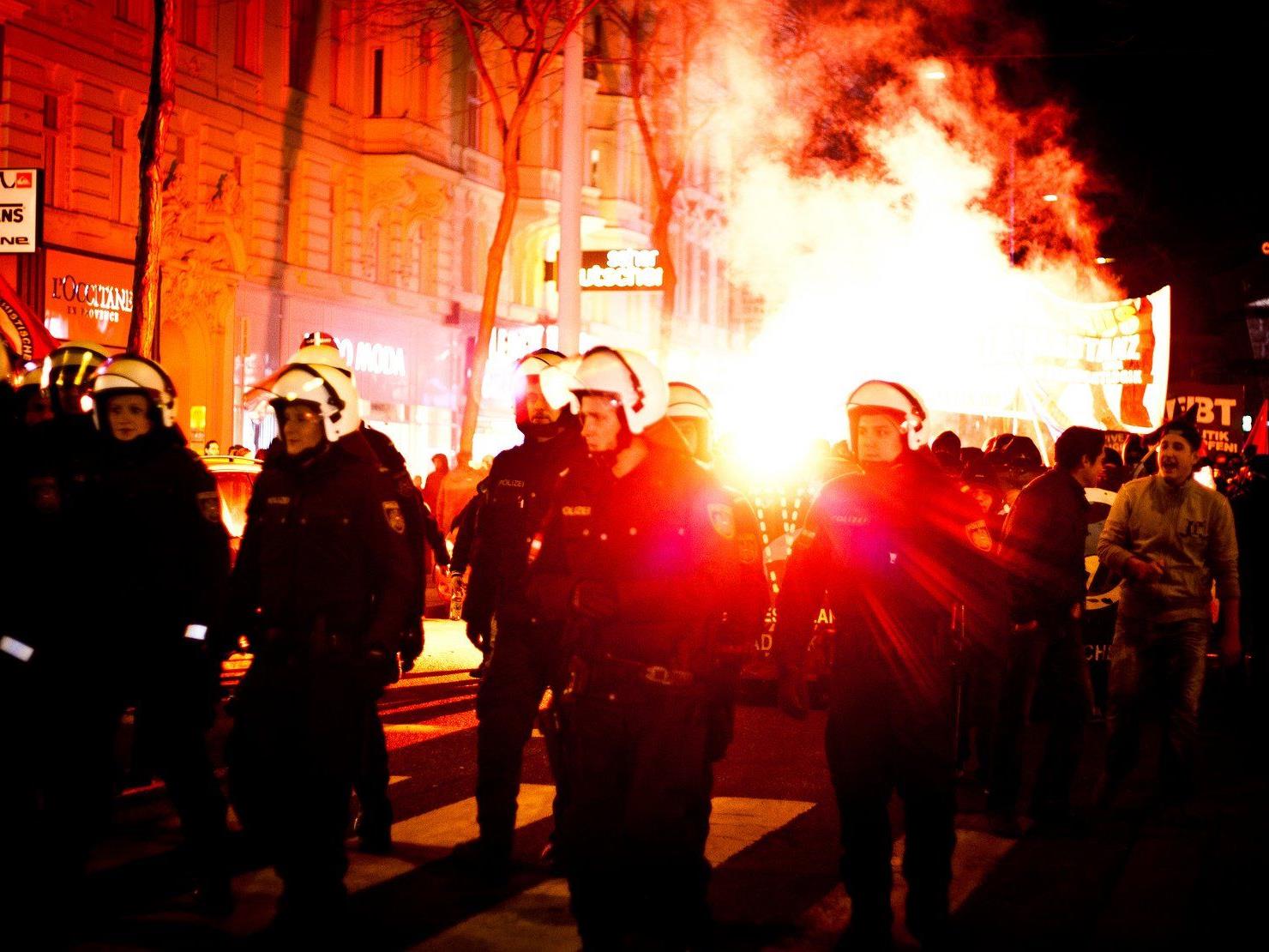 Akademikerball: Schlagabtausch zwischen FPÖ und Polizei