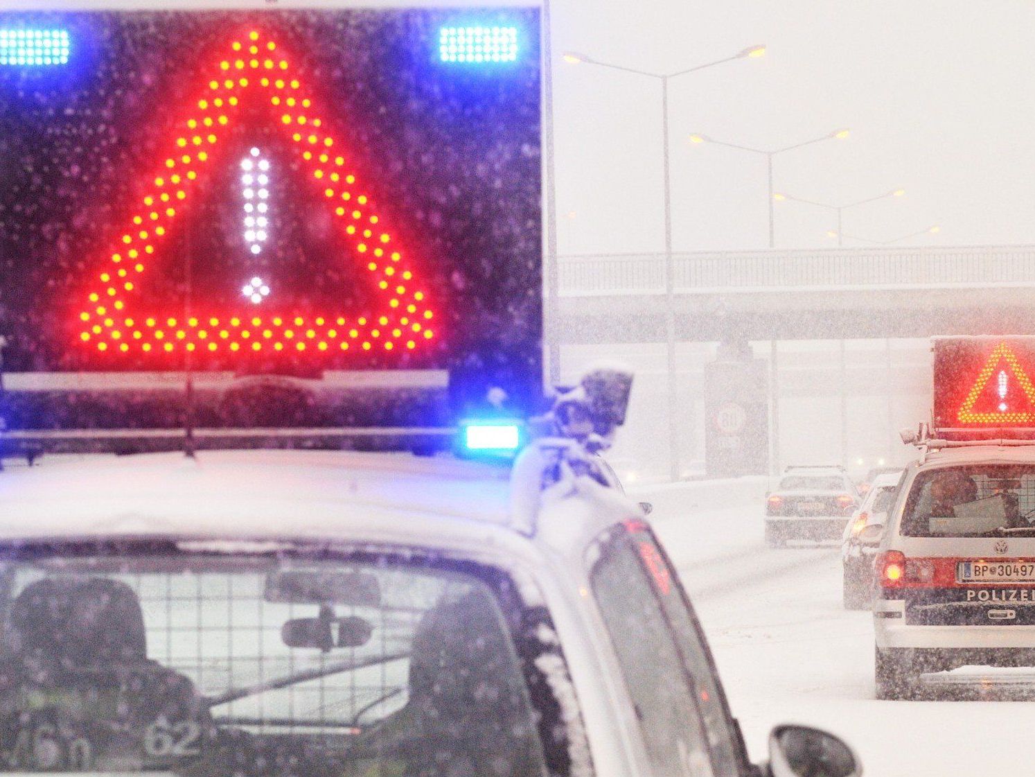 Aufgrund der starken Schneefälle wurde die A21 für Lkw am Samstagvormittag gesperrt. Aufgrund der starken Schneefälle wurde die A21 für Lkw am Samstagvormittag gesperrt.