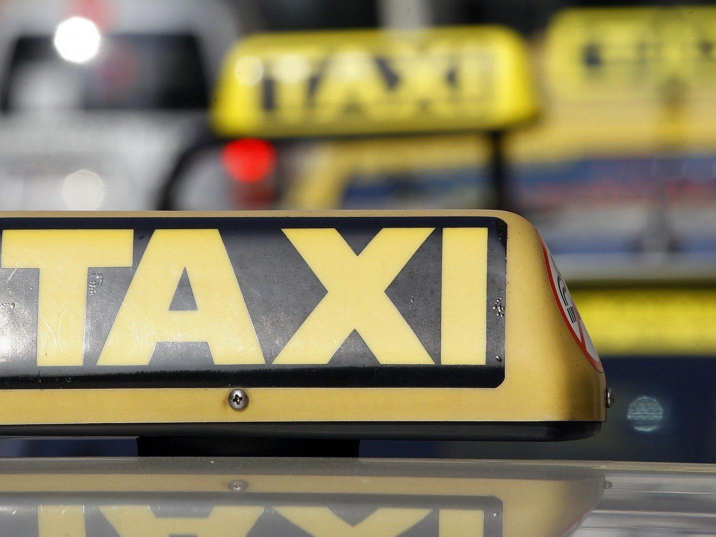 Ein Taxifahrgast randalierte in Wien-Penzing und wurde erst durch den Einsatz von Pfefferspray gestoppt.